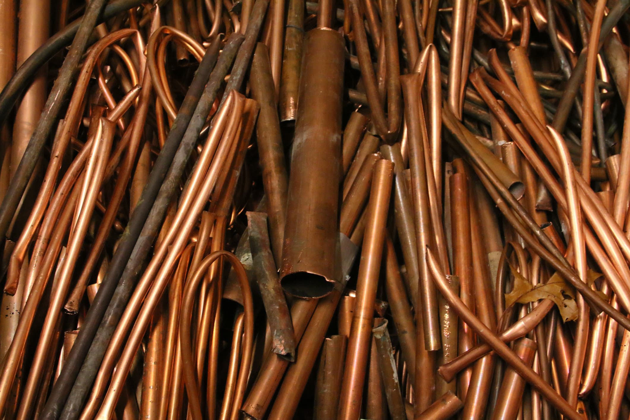 Offcuts of copper pipe piled together
